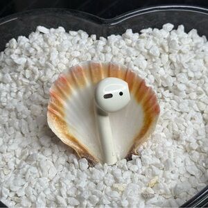 Wireless Earbud in Shell Display plus free shipping